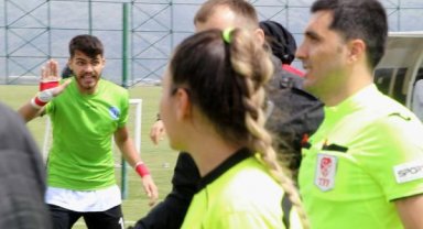 Hakem, 'depremzedelere bağış' şartıyla futbolcuya şikayetinden vazgeçti