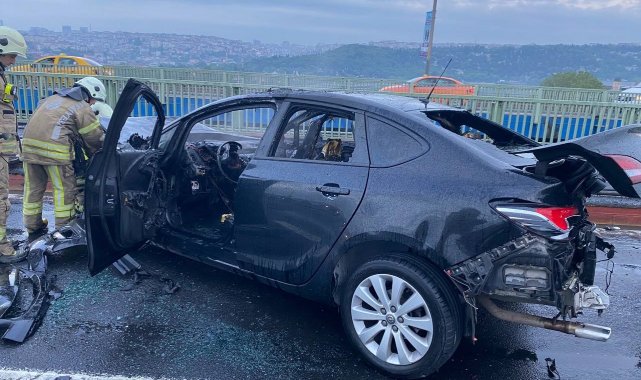 Haliç Köprüsü'nde bariyerlere çarpan araç alev alev yandı