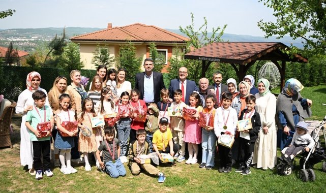 Halk oyunları yarışmasında birinci olan minikler Başkan Kocaman'ın misafiri oldu