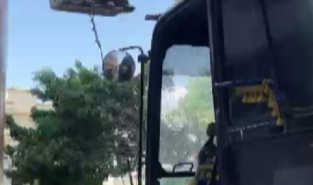 Hasarlı minare, kontrollü yıkımda kamyonun üzerine düştü