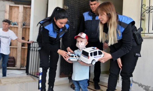Hasta yatağında, sokaktan her geçen polise el sallayan Bilal'e sürpriz ziyaret