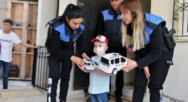 Hasta yatağında, sokaktan her geçen polise el sallayan Bilal'e sürpriz ziyaret
