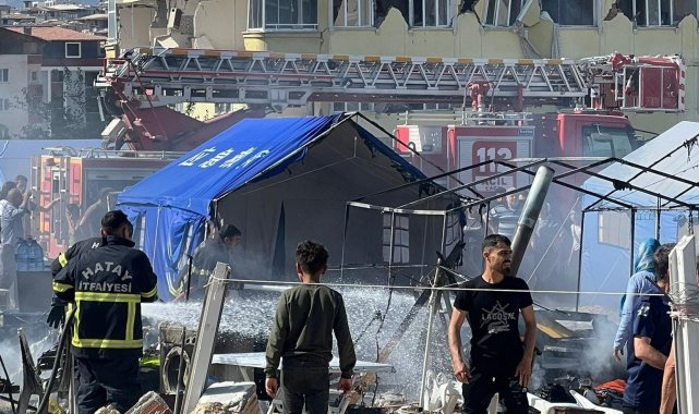 Hatay'da çıkan yangında bazı çadırlar kullanılamaz hale geldi