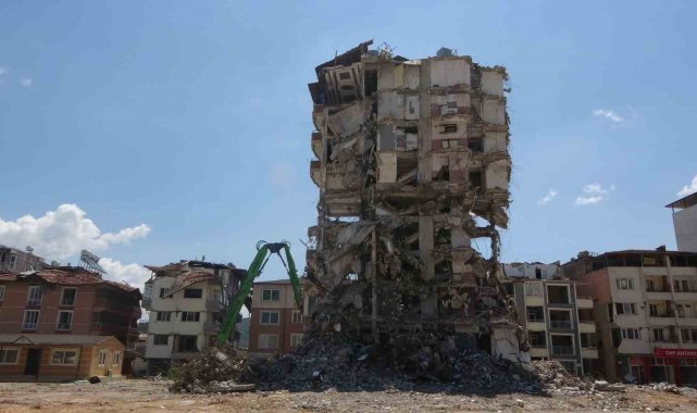 Hatay'da enkaz kaldırma çalışmaları devam ediyor