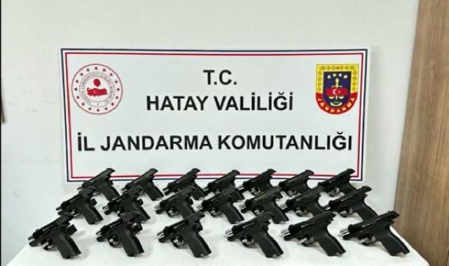 Hatay'da kargo kolilerinden 20 tabanca ele geçirildi
