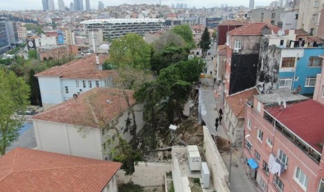 Havadan fotoğraflarla Beyoğlu'nda istinat duvarı okulun bahçesine çöktü, 3 bina boşaltılarak mühürlendi