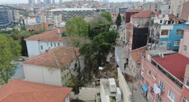 Havadan fotoğraflarla Beyoğlu'nda istinat duvarı okulun bahçesine çöktü, 3 bina boşaltılarak mühürlendi