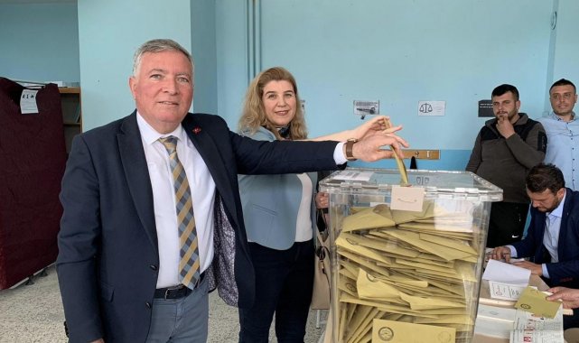 Honaz Belediye Başkanı Kepenek oyunu eşi ile birlikte kullandı