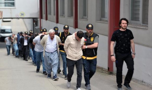 Hurda otomobillerin şasi numaralarını, çalıntı ve hacizli araçlara geçirmişler