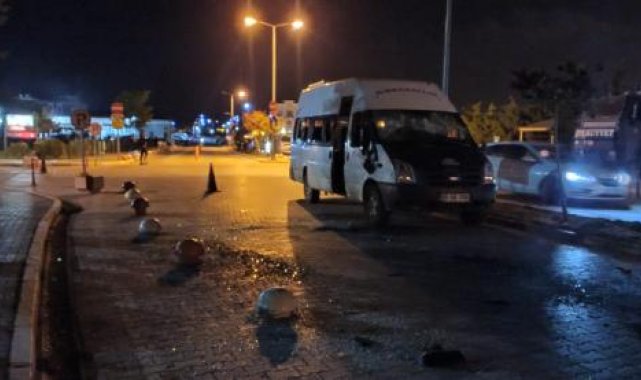 Husumetli ailelerin sokakta başlayan kavgası hastane önünde de devam etti: 14 yaralı