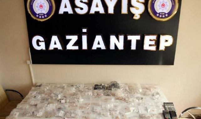 İçerisinde 43,5 milyon liralık para ve altın bulunan otomobili çaldı