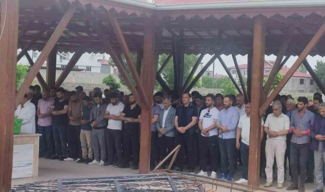 Iğdır'daki kazada ölen nine ve torun yan yana toprağa verildi