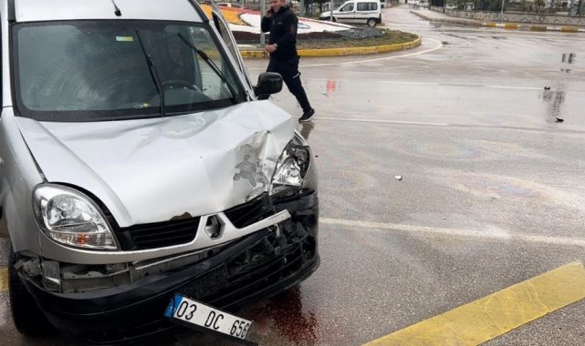 İki aracın çarpıştığı kazada 2 kişi yaralandı