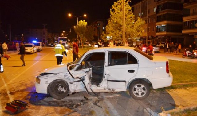 İki otomobilin çarpıştığı kazadan sonra sürücülerden biri kaçtı: 1 yaralı