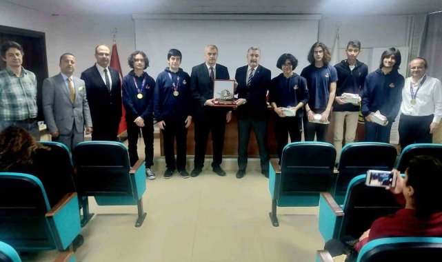 İl Milli Eğitim Müdürü Okumuş TEKNOFEST 2023 birincisi öğrencilerle buluştu