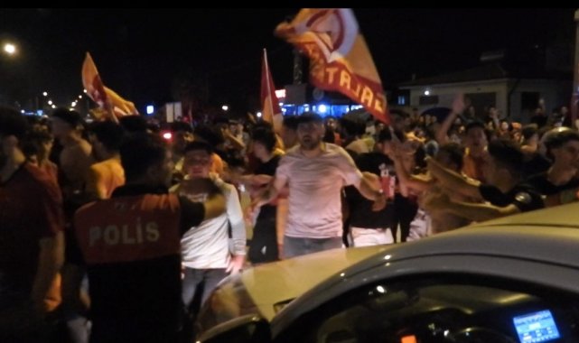 İlaçlama aracıyla şampiyonluk kutlaması yapan taraftarların arasına daldı