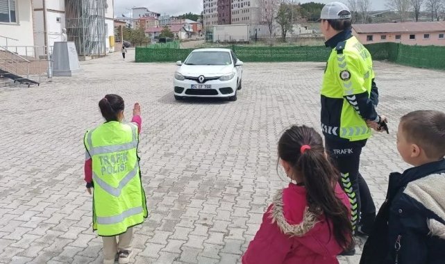 İlçelerde öğrencilere trafik güvenliği eğitimi verildi