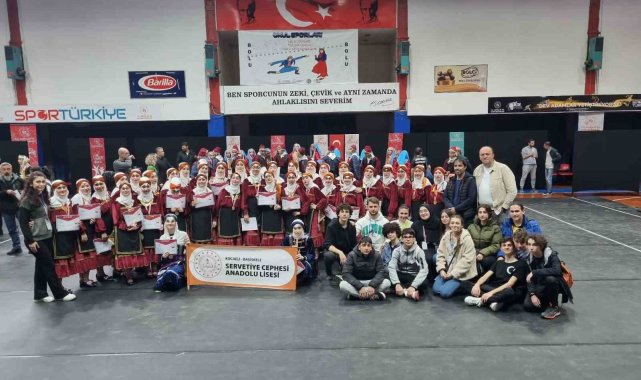 İlk kez katıldıkları halk oyunları yarışmalarında tarih yazdılar