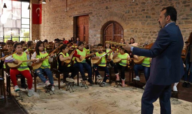 İlkokul öğrencilerinden Nazilli'de mini bağlama konseri