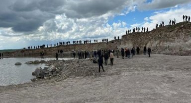 İneği kurtarmak isterken gölete düşen Enes, öldü