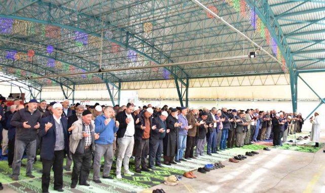 İnönü'de binlerce kişi yağmur duası için toplandı