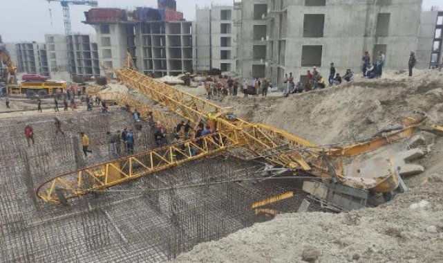 İnşaatta devrilen kule vincin operatörü yaralandı