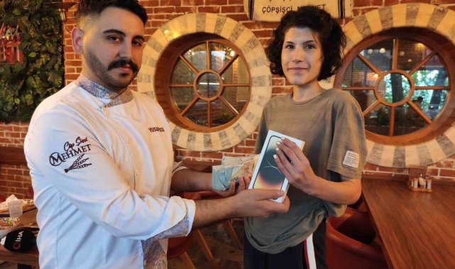 İplik gibi kadın yediği çöp şişlerle rekor üstüne para kazandı