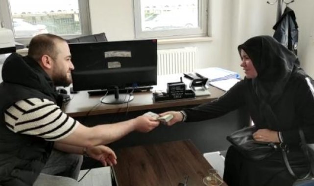 İş yerinin önünde bulduğu 4 bin 500 doları sahibine teslim etti