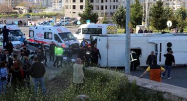 İşçi servisi ile TIR çarpıştı: 33 yaralı