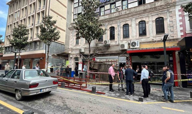 İşçilerin çalıştığı binada tente çöktü