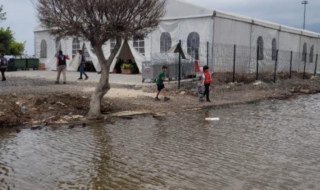İskenderun'da deniz yükseldi; rögarlardan taşan su sokaklara doldu