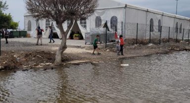 İskenderun'da deniz yükseldi; rögarlardan taşan su sokaklara doldu