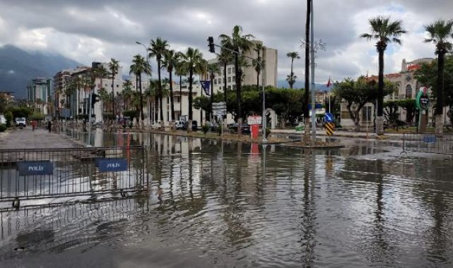 İskenderun'da sokaklara dolan su kısmen çekildi