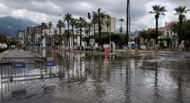 İskenderun'da sokaklara dolan su kısmen çekildi