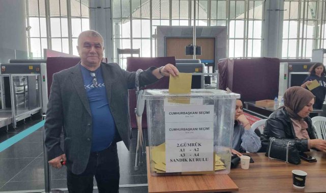 İstanbul Havalimanı'nda oy verme işlemine devam ediliyor