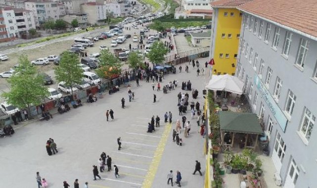 İstanbul'da okul önünde oy kullanma yoğunluğu havadan görüntülendi
