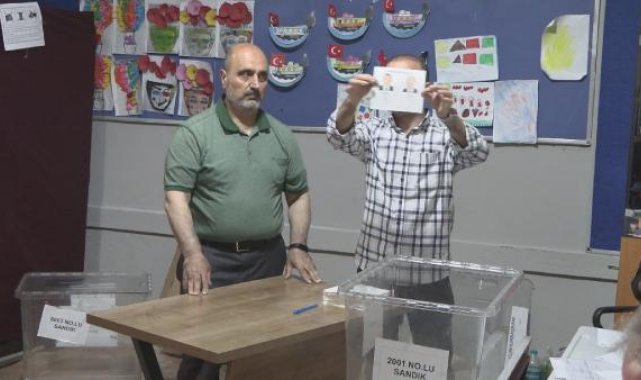 İstanbul'da sandıklar açıldı, oy sayma işlemi başladı