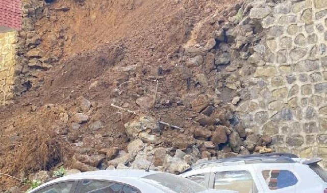 İstinat duvarı araçların üzerine yıkıldı; o anlar kamerada