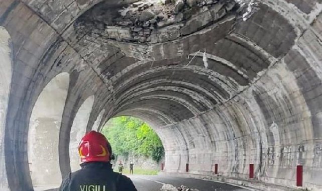 İtalya'da meydana gelen toprak kaymasında tünelin tavanı çöktü