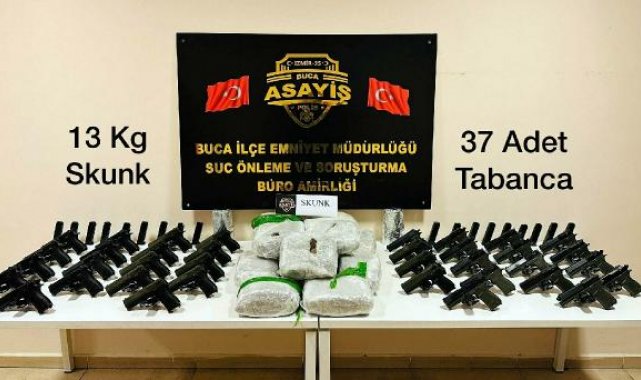 İzmir'de 37 tabanca ve 3 kilo skunk ele geçirildi; 2 gözaltı