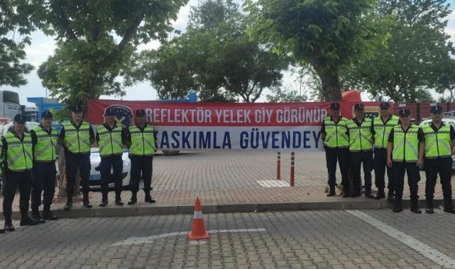 İzmir'de jandarma 300 reflektif yelek dağıttı
