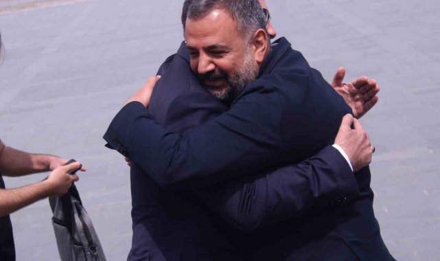 İzmir'deki taşlı-sopalı olayın ardından AK Parti ve CHP'li başkanlar sarılarak poz verdi