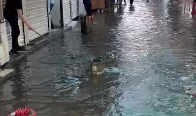 İzmir'i yine sağanak vurdu