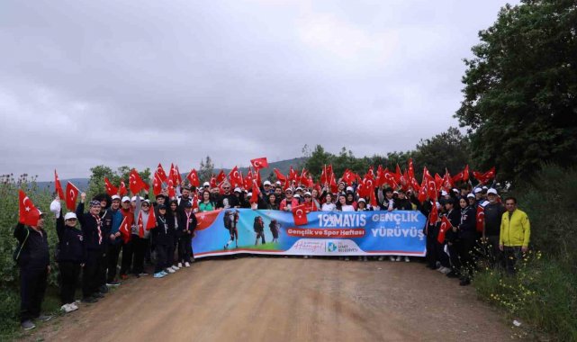 İzmitliler "Gençlik Yürüyüşü" ile bir kez daha bayram kutladı