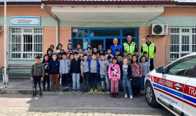 Jandarma ekipleri minikleri bilgilendirmeye devam ediyor
