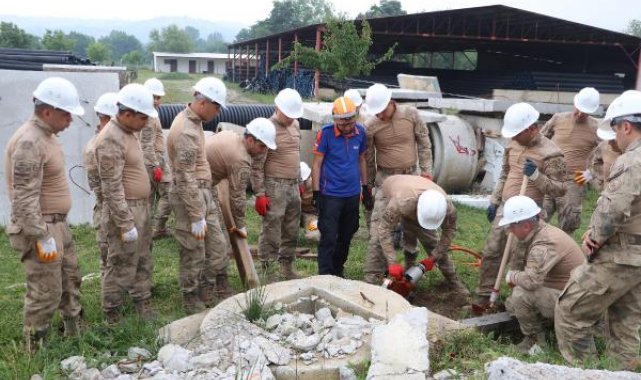 Jandarma komandolara enkazda arama-kurtarma eğitimi