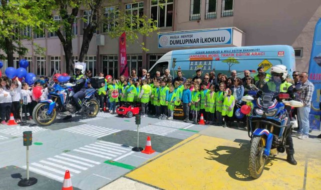 Jandarmadan öğrencilere reflektif yelek