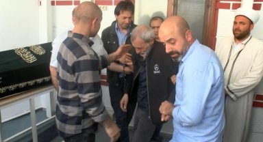 Kadıköy'de istek şarkı cinayetinde öldürülen sokak müzisyeni toprağa verildi