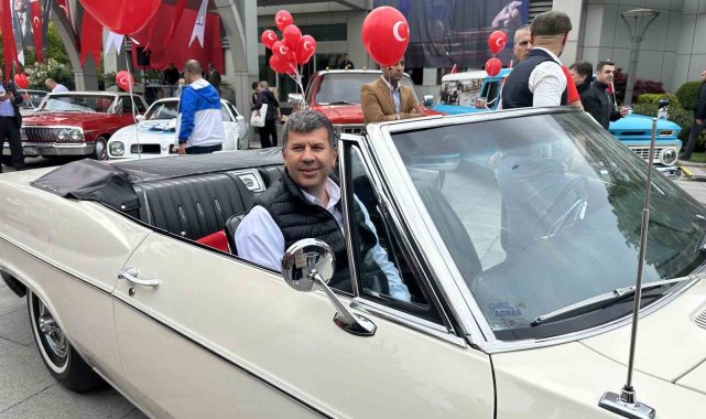 Kadıköy'de 19 Mayıs klasik otomobiller eşliğinde kutlandı