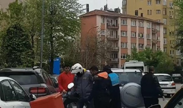 Kadıköy'de motosiklet sürücüsünün darbedilmesi kamerada